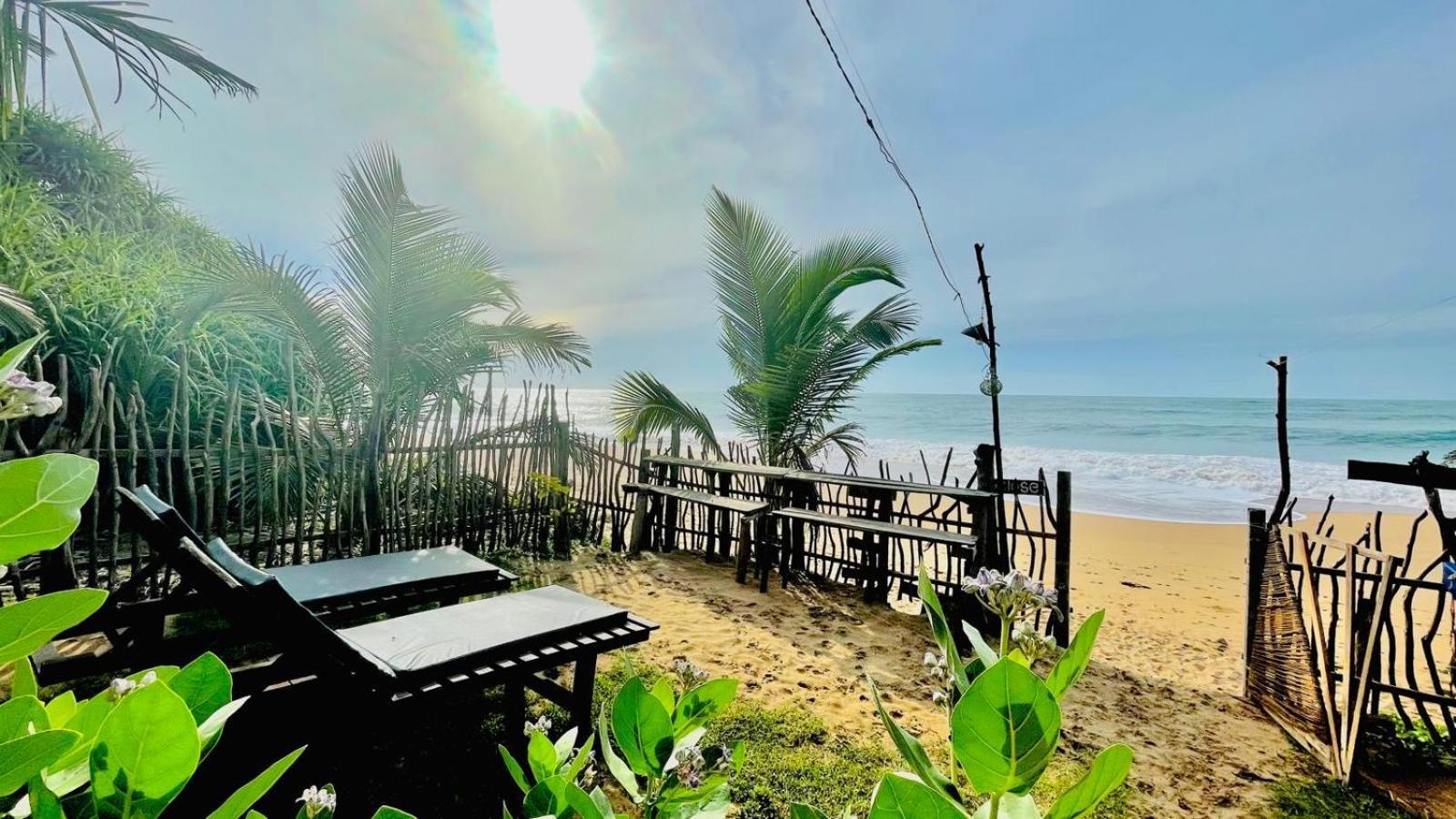 Waves Ranna Cabana And Seafood Exterior photo